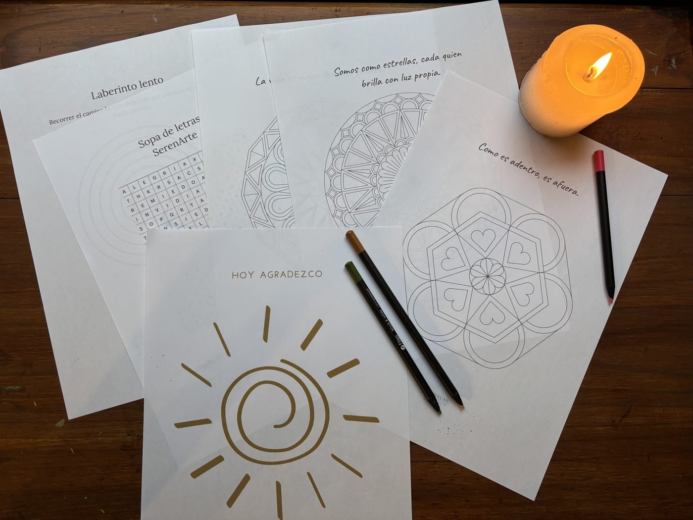 Las hojas para imprimir con lápices, a la luz de una vela